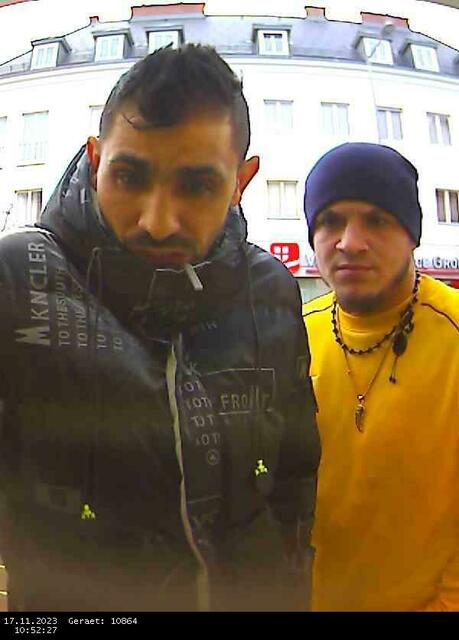 Die Polizei veröffentlichte die Lichtbilder des Bankomaten mit den mutmaßlichen Tätern und bittet um Hinweise.  | Foto: LPD Stmk