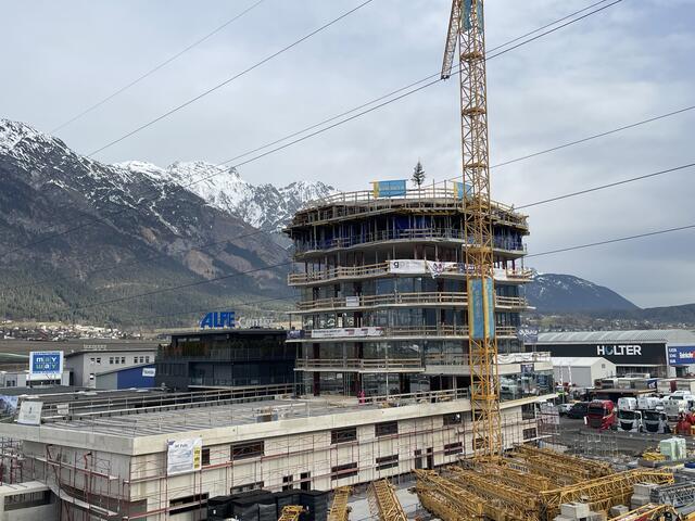 Auf der Baustelle in Thaur läuft alles nach Zeitplan. Die Firstfeier ist auf 2. Februar 2024 angesetzt. | Foto: Kendlbacher