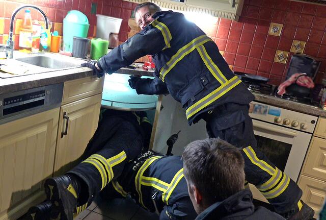 Fast steckten auch die Feuerwehrmitglieder fest. | Foto: BFKDO BADEN / Stefan Schneider
