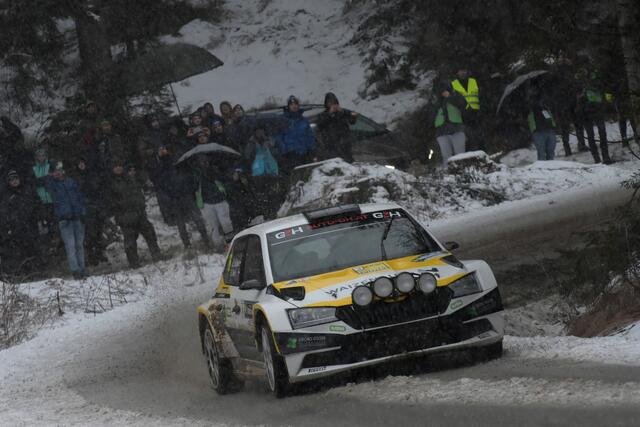 Michael Lengauer und Beifahrer Erik Fürst liegen mit ihrem Skoda Fabia Rally2 Evo nach dem zweiten Tag der 37. Internationalen Jännerrallye in Führung. | Foto: Harald Illmer