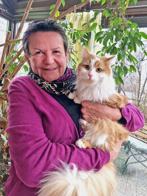 Überglücklich konnte die Besitzerin ihren Kater "Carlo" in die Arme schließen. | Foto: BFKDO BADEN / Stefan Schneider