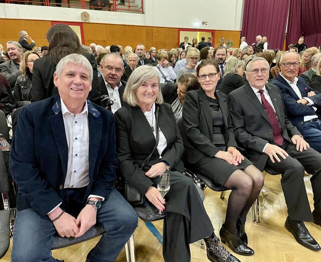 Die Vizebürgermeister Ferdinand Weber mit Gattin (li) und Johann Ritter mit Gattin (re) waren ebenso beim Neujahrskonzert vertreten. | Foto: Brigitte Gady