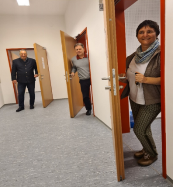 Foto v.r.n.l.: Musikschuldirektorin Tina Schmidt, GR Ing. Jochen Pintar,
Bgm Josef Schmidl-Haberleitner