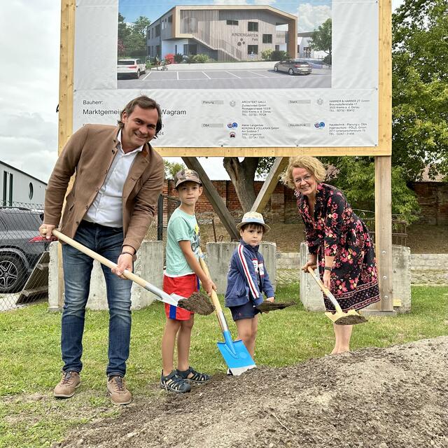 Familien-Landesrätin Christiane Teschl-Hofmeister mit Kindern aus dem Landhauskindergarten St. Pölten. | Foto: NKL Pfeiffer