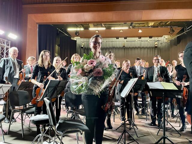 Konzertmeisterin Petra Deutsch sichtlich gerührt über den Blumengruß seitens Bürgermeister Peter Stradner sowie das gelungene Konzert. | Foto: Brigitte Gady