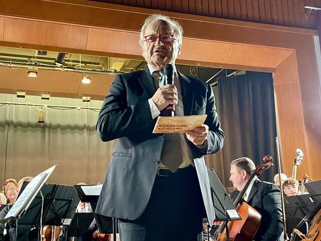 Gründungsmitglied des Symphonischen Orchesters und seit Jahren charmanter Moderator: Hans Georg Zach. | Foto: Brigitte Gady