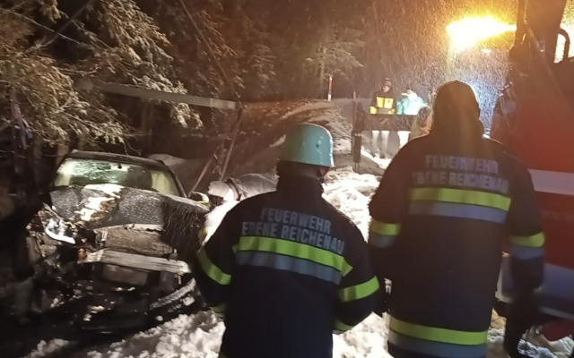 Das verunfallte Auto wurde per Kran aus dem Graben gehoben. | Foto: Freiwillige Feuerwehr Ebene Reichenau