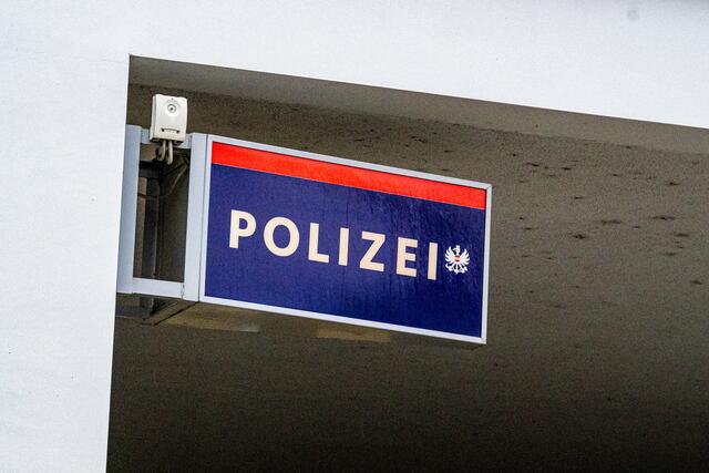Als Beamte die Frau mitnehmen wollten, biss diese einen Polizisten in die Hand und verletzte ihn dabei leicht. | Foto: fotokerschi.at