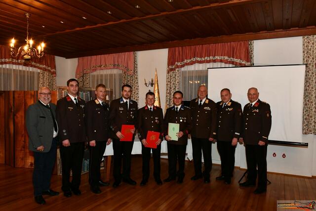 Die geehrten Feuerwehrkameraden mit den Ehrengästen im Gasthaus Wiendl. | Foto: Kinzer
