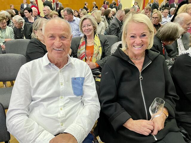 Seit vielen Jahren treue Besucher des Neujahrskonzert in Wagna: Hofrat Gernot Patzak mit Gattin Marianne. | Foto: Brigitte Gady