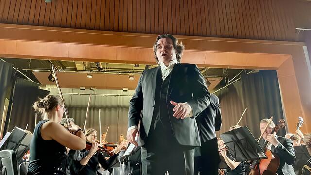 Tenor Janos Mischuretz begeisterte einmal mehr das Publikum in Wagna. | Foto: Brigitte Gady