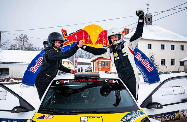 Jubeln über den Sieg bei der 37. Internationalen Jännerrallye (von links): Erik Fürst, Michael Lengauer. | Foto: Michael Jurtin