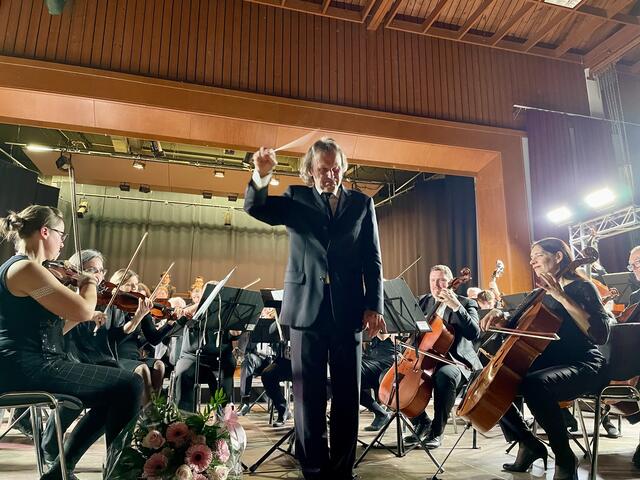 Dirigierte nicht nur das Orchester sonder auch das Publikum das beim Radetzkymarsch eifrig mitklatschte. | Foto: Brigitte Gady