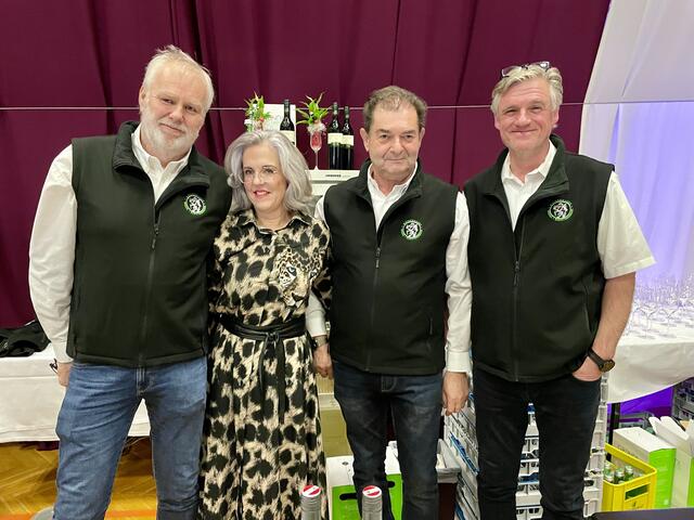 Weinfreunde Wagna sorgten mit Unterstützung der Damen für die kulinarische Begleitung beim Neujahrskonzert.