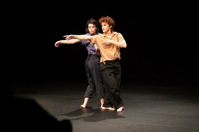 Boten im Brux mit "alter" eine grandiose „introspektive Zirkusperformance“: die beiden jungen Künstlerinnen und Akrobatinnen Charlotte Le May und Verena Schneider von Cie Kumquat. | Foto: Alena Klinger