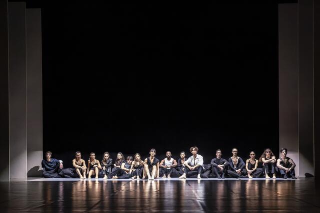 Intro zu einem herausragenden Tanzabend: zu der eigens für diese Produktion komponierten Musik von Nenda und Thomas Krug gewähren die sechzehn Tänzer:innen des neu formierten Tanz-Ensembles am Tiroler Landestheater bewegte und bewegende Einblicke in ihre Lebensläufe und Werdegänge.  | Foto: Birgit Gufler
