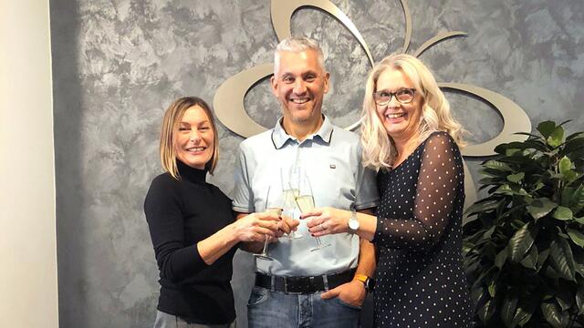 Jürgen Winter zeigt stolz das Ergebnis seiner beeindruckenden Transformation mit easylife – 46 Kilogramm leichter und voller Energie.