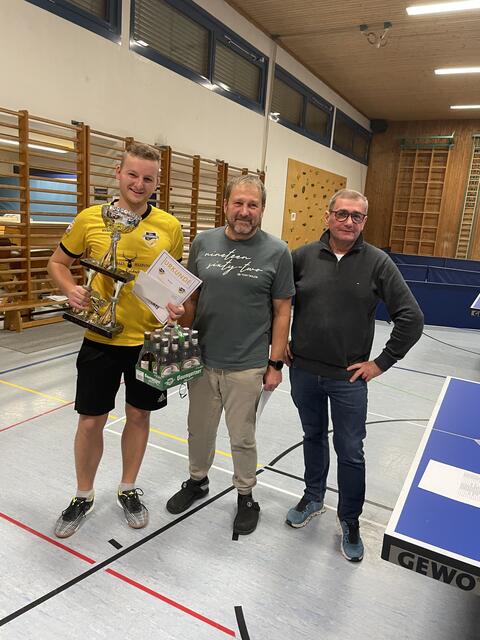 Sieger David Fuchs mit Thomas Majer und Bürgermeister Rudolf Haas (v. l.). | Foto: Union Esternberg