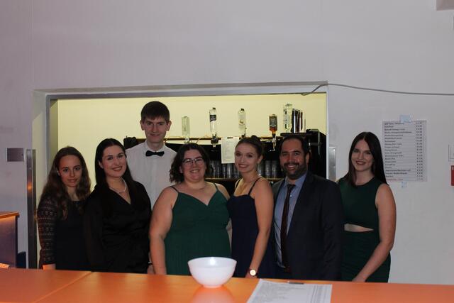 Das Team hinter der Bar versorgte die Gäste mit Getränken.