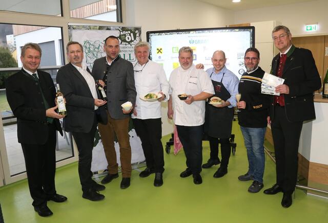 Schon jetzt ist klar: Am 73. Bauernbundball wird niemand hungrig bleiben. Franz Titschenbacher, Reinhold Zötsch, Toni Legenstein (Legenstein Catering), Wolfgang Edler (Landhaus Oswald), Peter Dietrich (Murtal Catering), Thomas Steinbichler (Stirling-Diner), Mario Hödlmoser und Franz Tonner zeigen, welche kulinarischen Highlights sich heuer rund ums Motto Kernöl drehen und welche Programm-AKts das Publikum begeistern werden. | Foto: Arthur