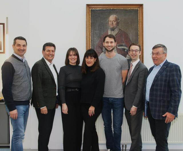 Wolfgang Schwarz, Bürgermeister Harald Leopold, Anna-Maria Grillmaier, Ulrike Huber, Thomas Kroneder, Martin Müllauer und Reinhard Kittenberger (von links).