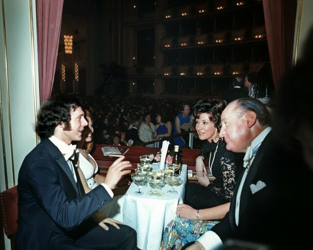 Beckenbauer beim Wiener Opernball am 7. März 1973 in der Loge des Wienerwald-Gründers Friedrich Jahn (r.). Neben Jahn ist die Fernsehansagerin Carolin Reiber zu sehen. | Foto: Rauchwetter / dpa / picturedesk.com