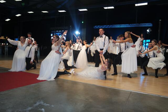 Die Maturanten des Gymnasiums Güssing laden für Samstag, den 13. Jänner, zum Tanz auf ihrem Ball in die Messehalle Oberwart.  | Foto: Saskia Kanczer