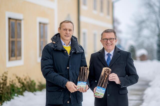 Jakob Leitner (rechts), Geschäftsführer der Spar-Zentrale Marchtrenk, und Produzent Christian Stadler, Geschäftsführer von Morgentau Biogemüse, freuen sich über die Aufnahme der Bioschwarzwurzel in das Spar Natur*pur-Sortiment.
 | Foto: Spar