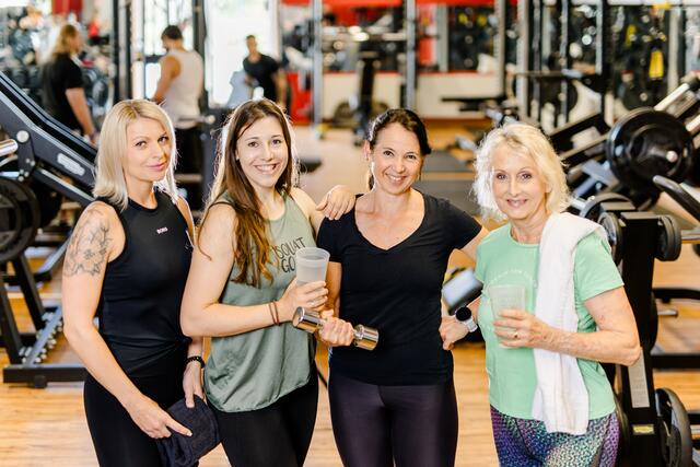 Alleine Abnehmen ist schwer. In Fitnessstudios kann man Gleichgesinnte treffen und gemeinsam um die Traumfigur kämpfen! | Foto: Fit Aktivcenter