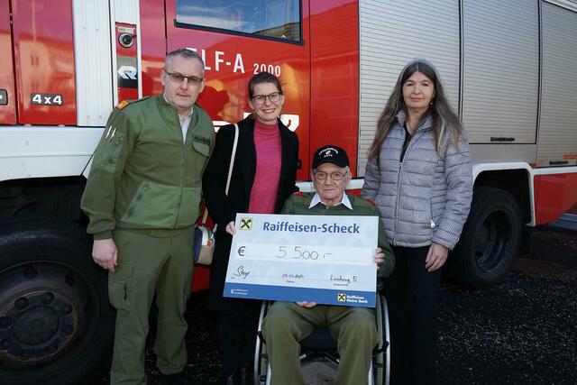(v.l.n.r.) Bezirksfeuerwehrkommandant OBR Gerhard Praxmarer, Vizebürgermeisterin Anna-Maria Demmelmayr, HBM Erich Hofmarcher und Michaela Frech