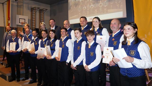 Die Jungmusiker und geehrten Musiker mit Kpm. Otmar Lichtenegger, Präs. Bgm. Dieter Dohr, Bez.Obf. Marion Schmid, Bez.Kpm. Adolf Streit und Obm. Hubert Tripolt. | Foto: Stadtkapelle Bad St. Leonhard