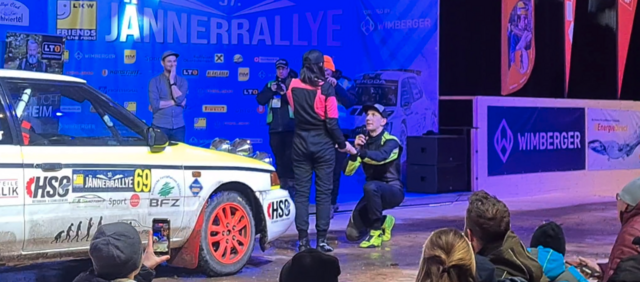 Jürgen Pilz auf Knien vor seiner Nadine | Foto: Privat