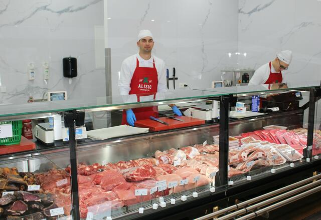 Regionale Fleischwaren werden appetitlich präsentiert. | Foto: Helga Dietmaier