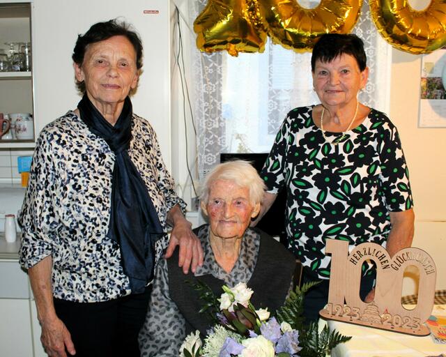 Tochter Temmel Christine Jubilarin Hermine Schneller und Tochter Poller Veronika