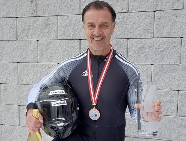 Gerhard Redl mit der Bronzemedaille sowie dem Pokal für Rang drei.