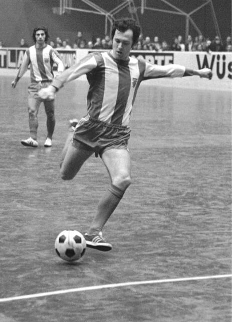 Beckenbauer beim Fußball-Hallenturnier in der Wiener Stadthalle im Duell gegen die Vienna am 18. Dezember 1971.
 | Foto: Votava / brandstaetter images / picturedesk.com