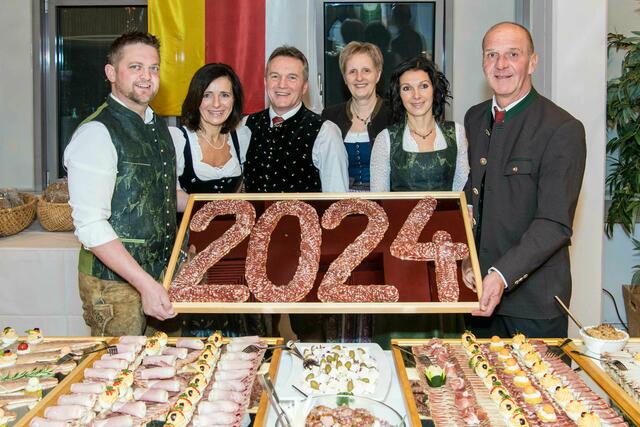 Martin, Doris und Bernhard Wedenig, Astrid Ogris, Elisabeth Wedenig und Vzbgm. Adi Wernig (ÖVP-Organisationsteam) sorgten auch heuer für einen gelungenen Bauerball. | Foto: Dieter Arbeiter