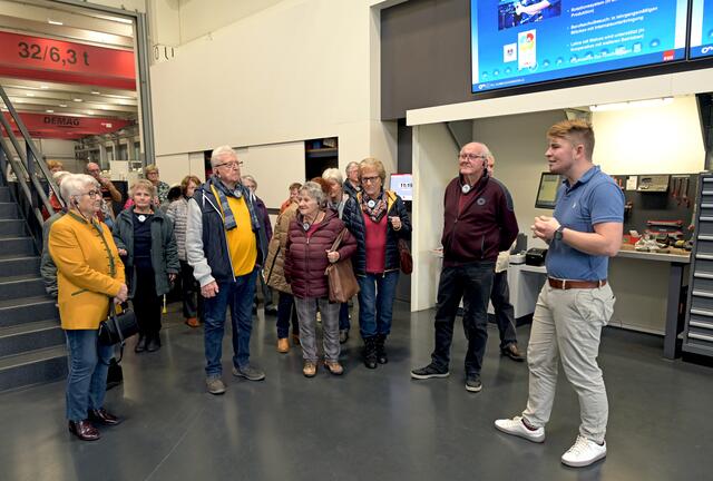 Philipp Heißbauer, Teamleiter der Lehrlingsausbildung (r.), informiert die Senioren bei Führungen durch das Unternehmen über die vielfältigen Ausbildungs- und Karrieremöglichkeiten bei Fill. | Foto: Fill Maschinenbau
