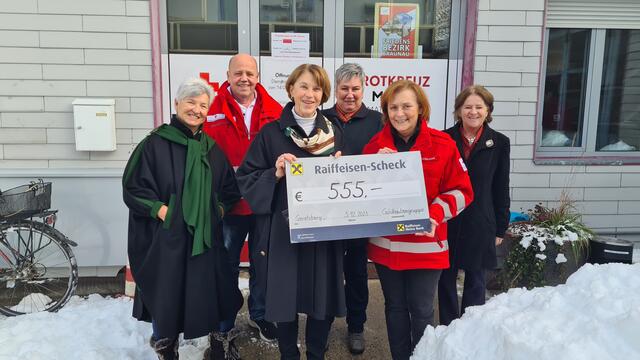 Annemarie Pinkelnig, Georg Kaser (Rotkreuz-Markt), Goldhaubenobfrau Herlinde Scharinger, Elisabeth Schmidlechner, Rotkreuz-Marktleiterin Sylvia Freischlager und Maria Schiemer (Rotkreuz-Markt). | Foto: Sylvia Freischlager
