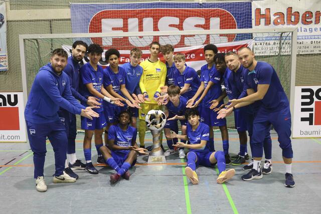 Die U15 von Hertha BSC Berlin jubelt über den Sieg des heurigen Baumit Hallencups in Schärding. | Foto: Daniel Scharinger