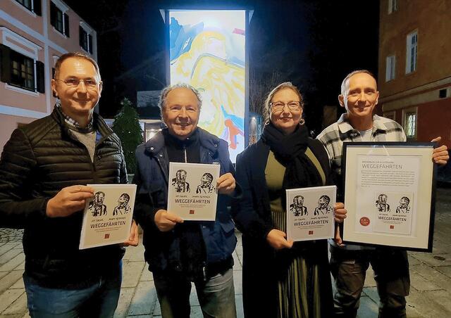Präsentierten das neue Buch zur Ausstellung in Neumarkt (v.l.): Bürgermeister Adi Rieger, Künstler Johann Weyringer, Museumsleiterin Ingrid Weese-Weydemann und Grafiker Michael Punz. | Foto: Stadtgemeinde Neumarkt