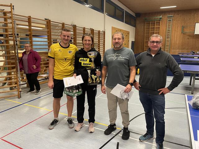 Sieger David Fuchs (l.) mit Susi Sandrieser, die sich zur ersten Tischtennis-Ortsmeisterin kürte sowie Thomas Majer und Bürgermeister Rudolf Haas (r.). | Foto: Union Esternberg