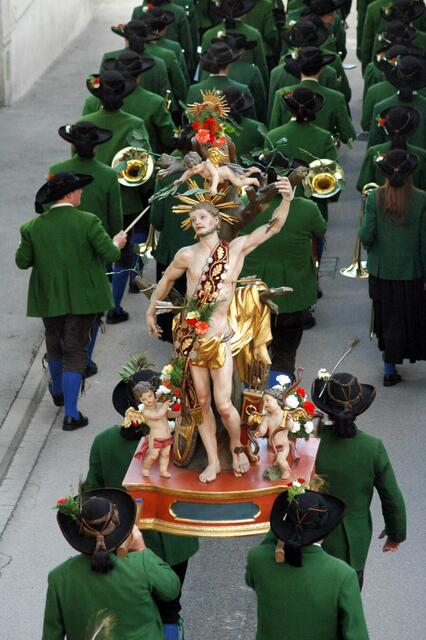 Die Prozession mit der Sebastian-Statue zieht durch die Marktgemeinde. | Foto: Stefan Dietrich