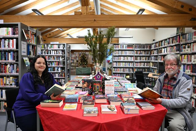Hannes Hofinger übergibt an Michaela Hofinger. | Foto: Mediathek