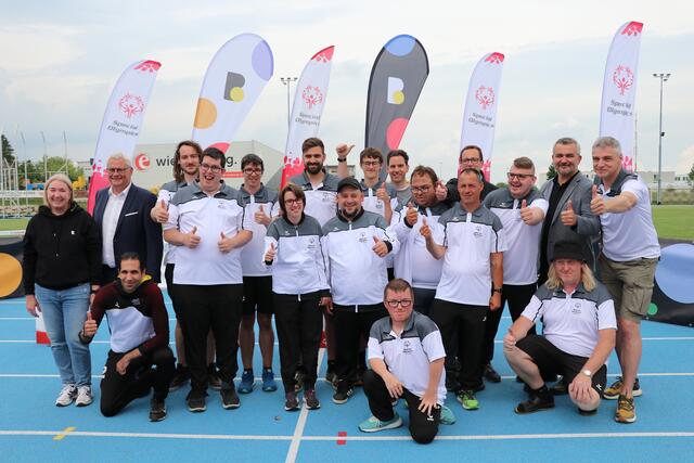 Marcel Golacz und Emanuel Horvath (Powerlifting), Mikhail Pisanko, Jennifer Koubek und Christian Liszt mit Trainer Sebastian Koller (Leichtathletik), Thomas Nagy und Hans-Peter Fleck mit Trainer Ernst Lueger (Radsport), André Kowald und Unified-Partner Jürgen Horvath (Bowling) sowie Heinrich Dorner (Sportlandesrat), Stephan Sharma (Präsident Special Olympics Burgenland), Thomas Steiner (Bürgermeister Stadt Eisenstadt), Patrick Bauer (Landesgeschäftsführer Sportunion Burgenland), Reinhard Czerny und Ulrike Enzi (Burgenland Energie), Raphael Loskot (SOÖ Sportdirektor), Thomas Gruber (SOÖ Sportdirektor-Stellvertreter) | Foto: Special Olympics Burgenland