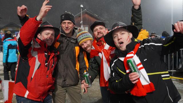 Die Fans waren nach dem Sieg in bester Stimmung. | Foto: Johannes Brandner