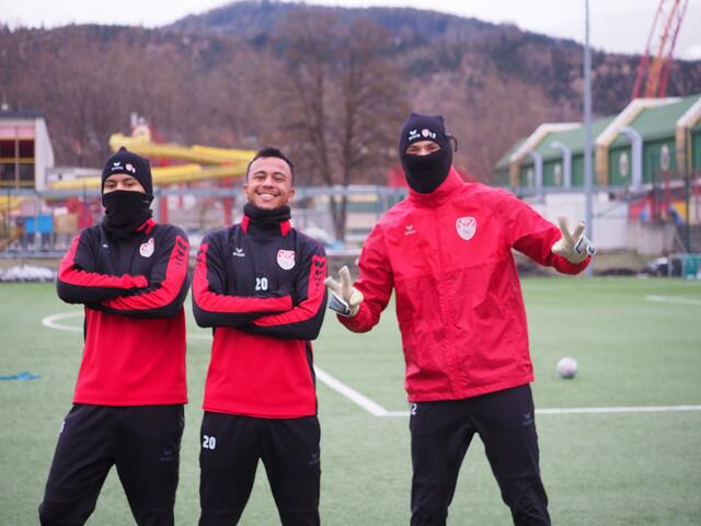 Winterliche Kälte: "Maskenpflicht" beim Trainingsauftakt der KSV-Fußballer | Foto: Gaube