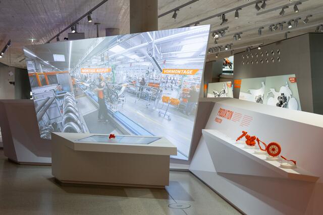 Ein interaktiver Produktionstisch ist die neueste Attraktion in der KTM Motohall. | Foto: Sophie Weichenberger