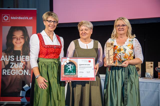 Woche-Leibnitz Geschäftsstellenleiterin Brigitte Gady gratulierte Herta Kriegl-Lösch (r.) und Schwester Heidi herzlich zum Gewinn des Regionalitätspreises 2021. | Foto: Foto Jörgler