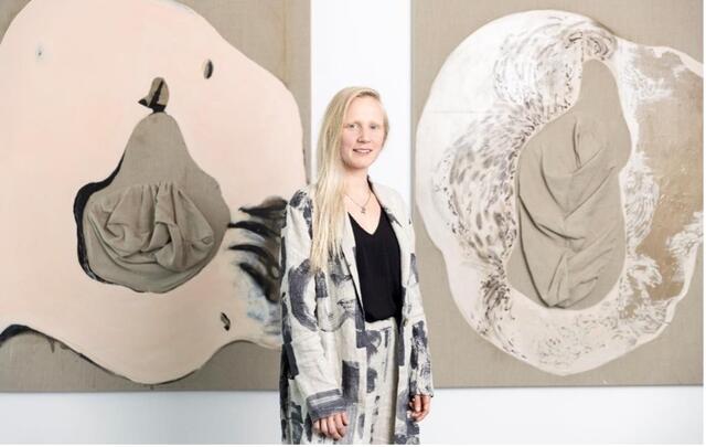 Die Wände des Strabag Kunstforums schmücken Kunstwerke der finnischen Künstlerin Jósefina Alanko. | Foto:  Eva Kelety